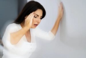¿Qué significa sentirse mareada y con ganas de vomitar?