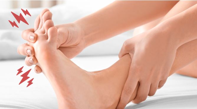 Por qué me dan calambres en los pies